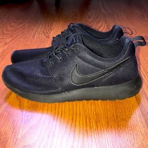 COPY - Nike Roshe Run (Size 6 GS)